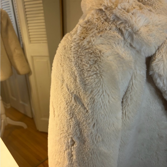 Eaves | Oversized Plush Cream Teddy Jacket - Women's Faux Fur Coat - Picture 6 of 16
